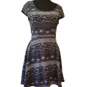 Vibe Sportswear Casual Dress Black & White Geometric Print Cap Sleeve Size L